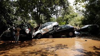 Внезапно наводнение в северно предградие на Атина потопи коли и
