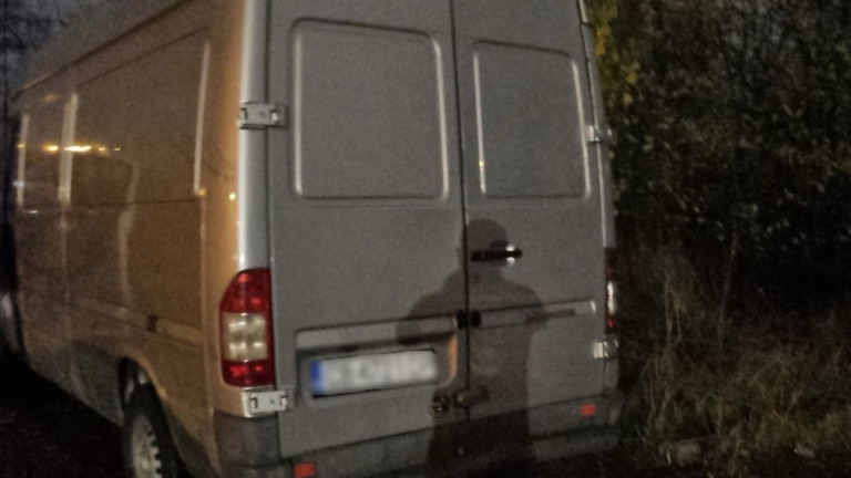 СДВР намери краден микробус на таен паркинг в квартал "Модерно предградие" в София
