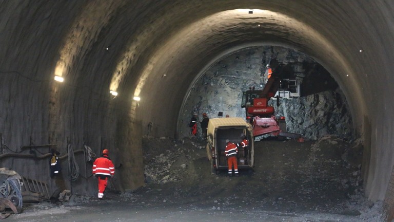 Областно пътно управление - Благоевград и пътноподдържащото дружество почистиха тунелите