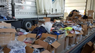 Митнически служители откриха 27 557 текстилни изделия обувки и чанти