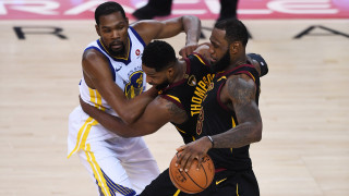 Голдън Стейт Уориърс нанесе съкрушителен удар спечелвайки третата финална среща