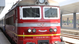 Локомотивът на пътническия влак Карлово Бургас се е запалил