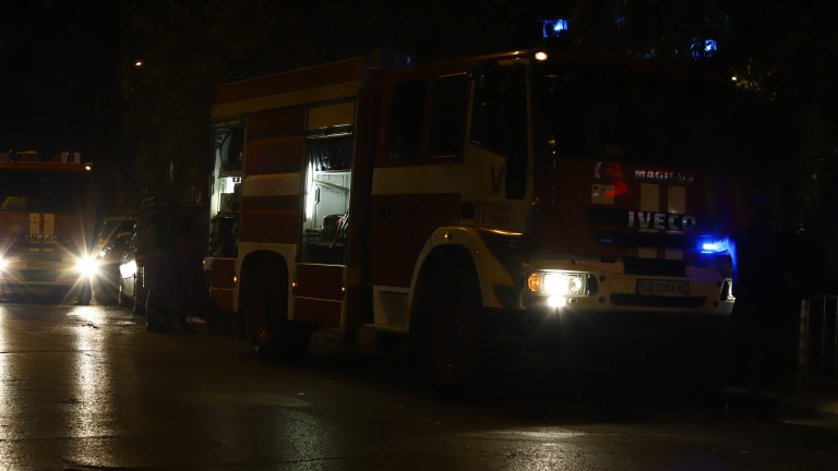 Пожар гори пореден ден в района село Мокрен и военния