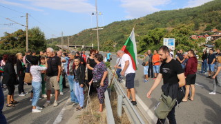 Протест на жителите на дупнишкото село Самораново заради проблеми с водата 