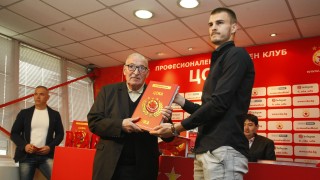 Капитанът на ЦСКА Божидар Чорбаджийски получи фотоалбума 70 години