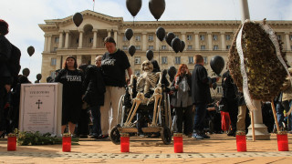 Не пуснаха протестиращите в парламента Това е по заповед на