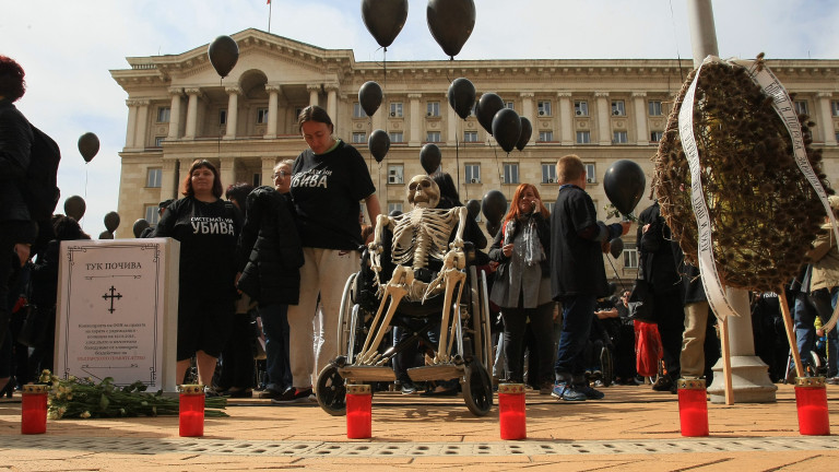 Не пуснаха протестиращите в парламента. Това е по заповед на