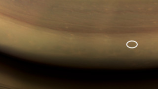 NASA публикува изображение на нощната страна на Сатурн осветена от