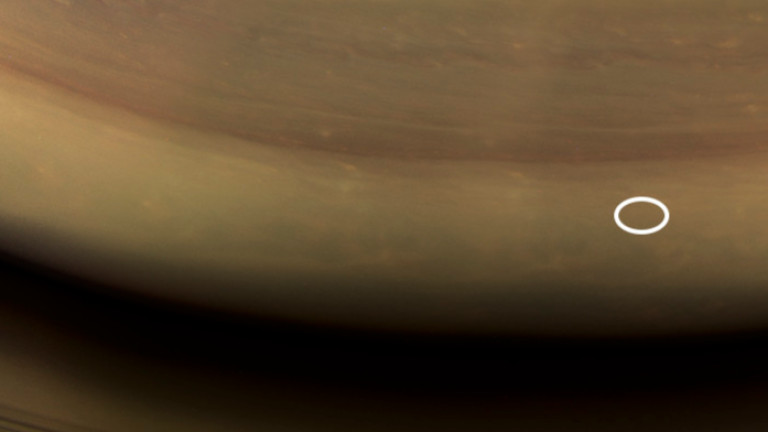 NASA публикува изображение на нощната страна на Сатурн, осветена от