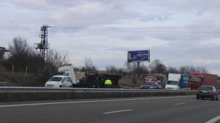 Преобърнал се тир затруднява движението на АМ "Струма"