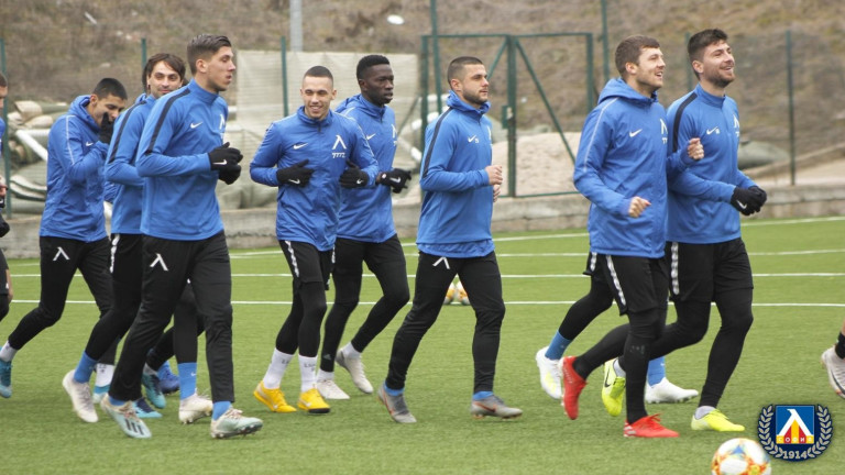 Двама футболисти на Левски пропуснаха днешната тренировка в Сандански. Сините