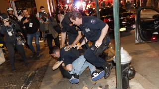 Полицията в САЩ е три пъти по-вероятно да упражни сила срещу леви протестиращи спрямо десни