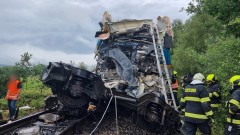Двама загинали и десетки ранени при сблъсък на пътнически влакове в Чехия