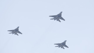 Изтребители F-16 прелетяха в небето над София по случай Деня на храбростта и българската армия
