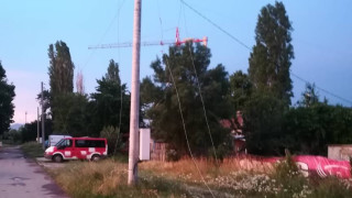 Скъсан проводник създава опасност за преминаващите по вътрешната алея на