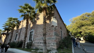 Два климатика бяха поставени на бетонни основи пред една от