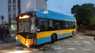 Автобус на градския транспорт в София помете коли и павилиони