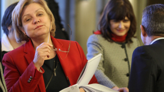 Държава притиска гражданите да прехвърлят парите си в НОИ