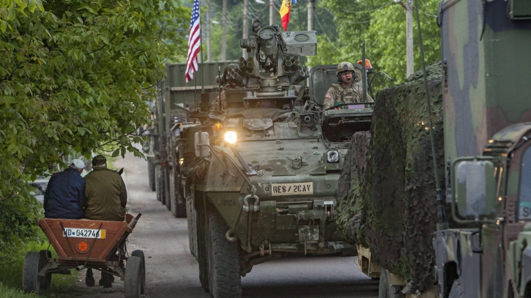 Войници и бойна техника на САЩ участват на парада в центъра на Кишинев 