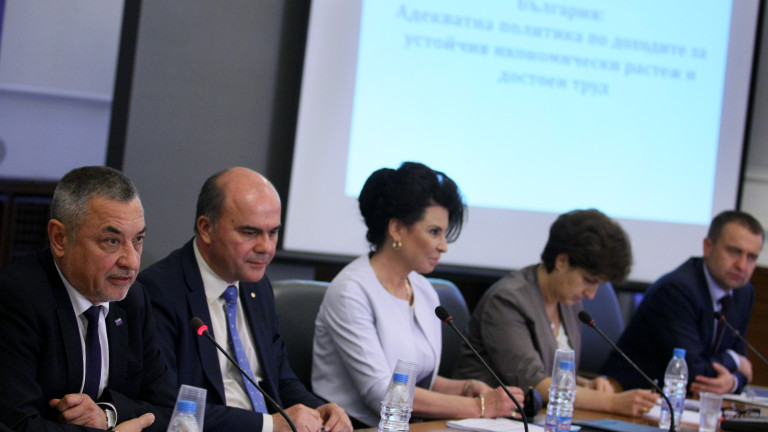 Тристранката остави еднократната помощ само за първокласниците