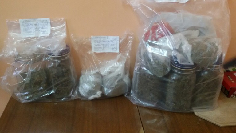 Полицаите в Панагюрище хванаха двама с марихуана, информира МВР. Служителите