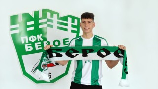 Юношата на Берое Божидар Пенчев подписа първи професионален договор с