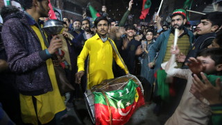 Поддръжниците на Имран Хан водят на изборите в Пакистан