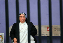 Избягала затворничка се преоблича като монахиня