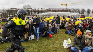 Нидерландската полиция за борба с масови безредици използва водни оръдия и
