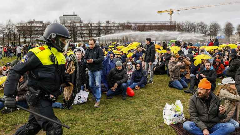 Нидерландската полиция за борба с масови безредици използва водни оръдия