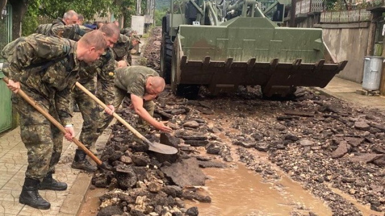 Извършва се дезинфекция на засегнатите от наводнението жилища в Берковица, съобщи
