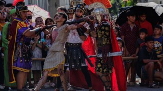 Християнски поклонници във Филипините бяха приковани на кръст в петък