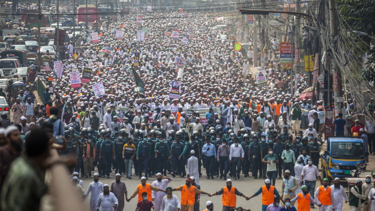 Протест на мюсюлмани в Бангладеш: Макрон е най-големият терорист в света