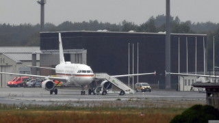 Самолетът с руския опозиционер Алексей Навални кацна на берлинското летище