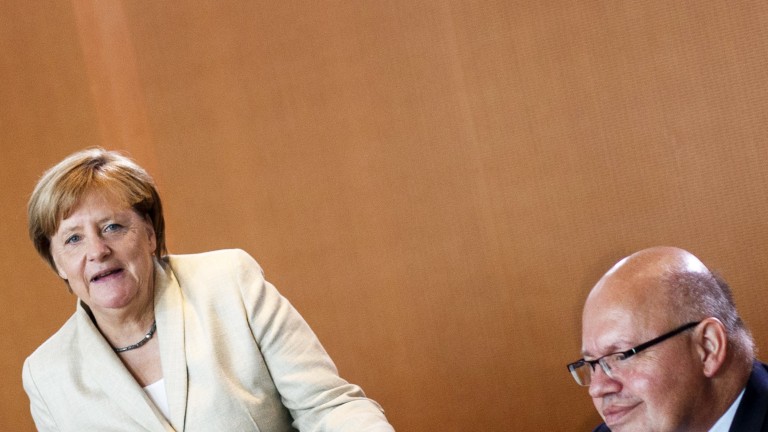 „Дясната ръка” на Меркел зове германците да не гласуват, отколкото за „Алтернатива за Германия”