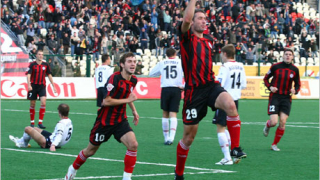 Кушев се разписа при успех на Амкар