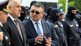 Вътрешният министър Маринов изпраща абитуриент - посреща евродепутати