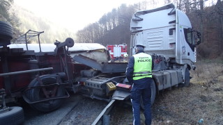 Цистерна се преобърна край пътя Русе Разград Тя е