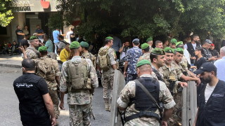 Възмутени банкови клиенти най малко двама от които въоръжени щурмуваха четири