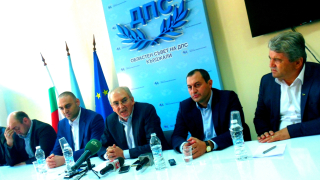 Младите депесари поискаха отцепниците да напуснат парламента
