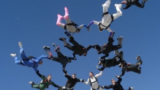 Опитът за парашутен световен рекорд завърши със смърт и провал 