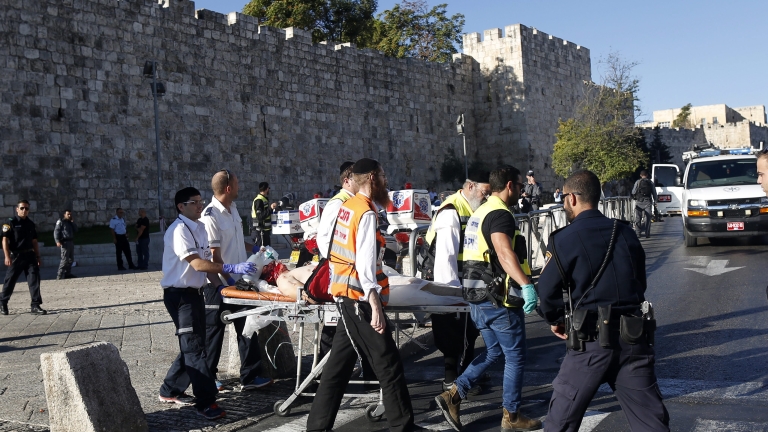 Палестинец намушка двама полицаи в Йерусалим