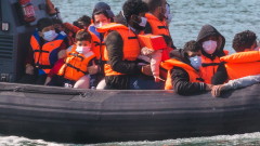 Лодка с мигранти се преобърна в Ламанша