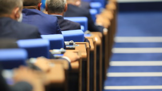 Страсти и капки бензин в пленарната зала заради снощните ексцесии