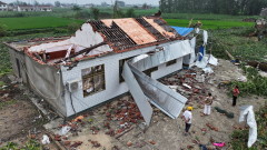 Пет жертви на рядко торнадо в Китай