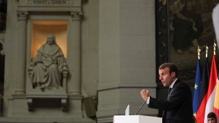 Полицаи за борба с безредиците охраняват френски студенти и активисти протестиращи