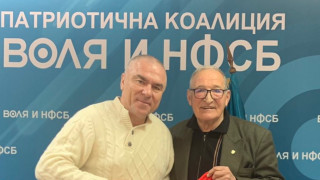 Димитър Пенев изненада Марешки с фланелка на ЦСКА