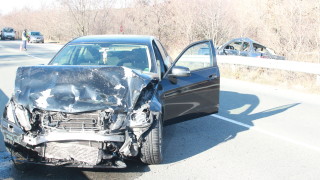 Един загинал и двама с опасност за живота след катастрофа край Мъглиж