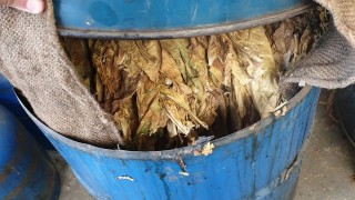 Нелегална производствена база оборудвана за рязане на тютюн разкриха столични