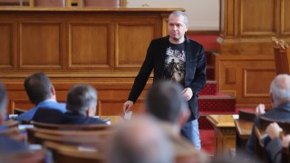 Втори паралелен спор закипя в скандала по повод процедурата по